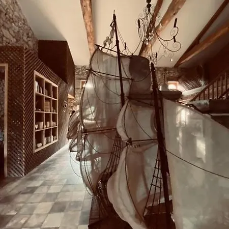 Maison Droles D'oiseaux 3*